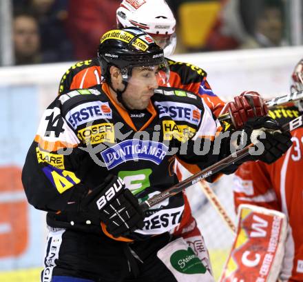 EBEL. Eishockey Bundesliga. KAC gegen Moser Medical Graz 99ers. Johannes Reichel,  (KAC), Guillaume Lefevre (Graz). Klagenfurt, am 11.12.2011.
Foto: Kuess

---
pressefotos, pressefotografie, kuess, qs, qspictures, sport, bild, bilder, bilddatenbank