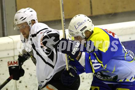 Eishockey CHL. Carinthian Hokey League. Tarco Woelfe gegen UECR Huben. Peter Mateicka (Tarco), Mario Volkan (Huben). Klagenfurt, am 9.12.2011.
Foto: Kuess
---
pressefotos, pressefotografie, kuess, qs, qspictures, sport, bild, bilder, bilddatenbank