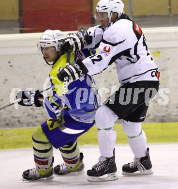 Eishockey CHL. Carinthian Hokey League. Tarco Woelfe gegen UECR Huben. Christoph Skriner (Tarco), Mario Volkan (Huben). Klagenfurt, am 9.12.2011.
Foto: Kuess
---
pressefotos, pressefotografie, kuess, qs, qspictures, sport, bild, bilder, bilddatenbank