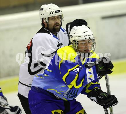 Eishockey CHL. Carinthian Hokey League. Tarco Woelfe gegen UECR Huben. Andreas Moschik (Tarco), Alexander Payr (Huben). Klagenfurt, am 9.12.2011.
Foto: Kuess
---
pressefotos, pressefotografie, kuess, qs, qspictures, sport, bild, bilder, bilddatenbank