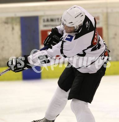 Eishockey CHL. Carinthian Hokey League. Tarco Woelfe gegen UECR Huben. Oliver Seinwender (Tarco). Klagenfurt, am 9.12.2011.
Foto: Kuess
---
pressefotos, pressefotografie, kuess, qs, qspictures, sport, bild, bilder, bilddatenbank