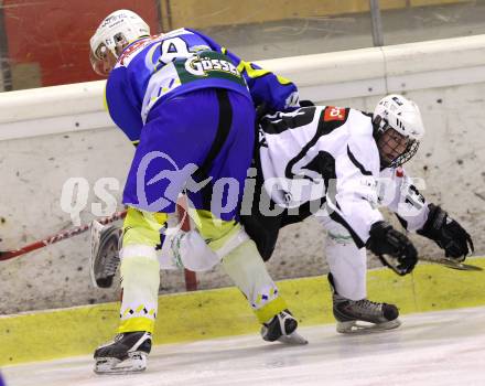 Eishockey CHL. Carinthian Hokey League. Tarco Woelfe gegen UECR Huben. Florian Innerkofler (Tarco), Clemens Riepler (Huben). Klagenfurt, am 9.12.2011.
Foto: Kuess
---
pressefotos, pressefotografie, kuess, qs, qspictures, sport, bild, bilder, bilddatenbank