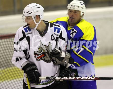 Eishockey CHL. Carinthian Hokey League. Tarco Woelfe gegen UECR Huben. Christoph Ibounig (Tarco), Anton Holzer (Huben). Klagenfurt, am 9.12.2011.
Foto: Kuess
---
pressefotos, pressefotografie, kuess, qs, qspictures, sport, bild, bilder, bilddatenbank