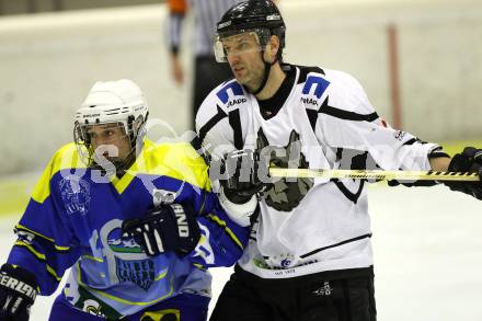 Eishockey CHL. Carinthian Hokey League. Tarco Woelfe gegen UECR Huben. Stuart Altvater (Tarco), Alexander Payr (Huben). Klagenfurt, am 9.12.2011.
Foto: Kuess
---
pressefotos, pressefotografie, kuess, qs, qspictures, sport, bild, bilder, bilddatenbank