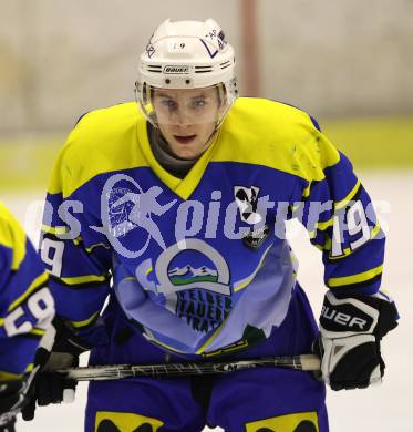 Eishockey CHL. Carinthian Hokey League. Tarco Woelfe gegen UECR Huben. Michael Patterer (Huben). Klagenfurt, am 9.12.2011.
Foto: Kuess
---
pressefotos, pressefotografie, kuess, qs, qspictures, sport, bild, bilder, bilddatenbank