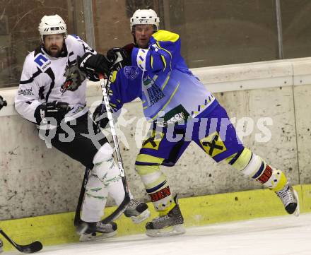 Eishockey CHL. Carinthian Hokey League. Tarco Woelfe gegen UECR Huben. Andreas Moschik (Tarco), Jiri Broz (Huben). Klagenfurt, am 9.12.2011.
Foto: Kuess
---
pressefotos, pressefotografie, kuess, qs, qspictures, sport, bild, bilder, bilddatenbank