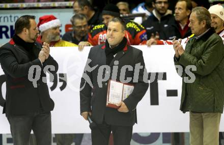 EBEL. Eishockey Bundesliga. KAC gegen Moser Medical Graz 99ers. Abschied von Erich Poechheim. Mario Winkler, Karl Nedwed. Klagenfurt, am 11.12.2011.
Foto: Kuess

---
pressefotos, pressefotografie, kuess, qs, qspictures, sport, bild, bilder, bilddatenbank