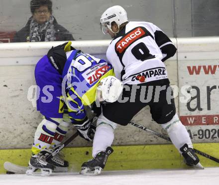 Eishockey CHL. Carinthian Hokey League. Tarco Woelfe gegen UECR Huben. Patrick Witzany  (Tarco), Michael Patterer (Huben). Klagenfurt, am 9.12.2011.
Foto: Kuess
---
pressefotos, pressefotografie, kuess, qs, qspictures, sport, bild, bilder, bilddatenbank