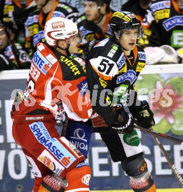 EBEL. Eishockey Bundesliga. KAC gegen Moser Medical Graz 99ers. Stephan Geier (KAC), Daniel Woger (Graz). Klagenfurt, am 11.12.2011.
Foto: Kuess

---
pressefotos, pressefotografie, kuess, qs, qspictures, sport, bild, bilder, bilddatenbank