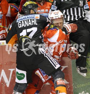 EBEL. Eishockey Bundesliga. KAC gegen Moser Medical Graz 99ers. Johannes Kirisits, (KAC),  Manuel Ganahl (Graz). Klagenfurt, am 11.12.2011.
Foto: Kuess

---
pressefotos, pressefotografie, kuess, qs, qspictures, sport, bild, bilder, bilddatenbank