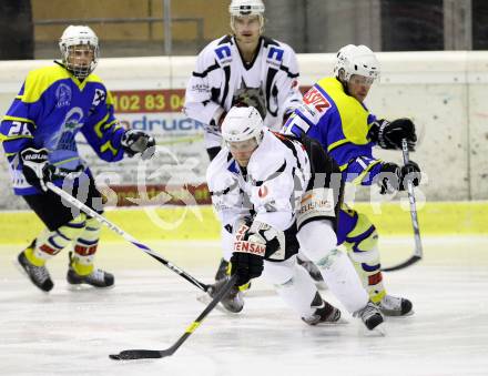 Eishockey CHL. Carinthian Hokey League. Tarco Woelfe gegen UECR Huben. Peter Mateicka (Tarco), Jiri Broz (Huben). Klagenfurt, am 9.12.2011.
Foto: Kuess
---
pressefotos, pressefotografie, kuess, qs, qspictures, sport, bild, bilder, bilddatenbank