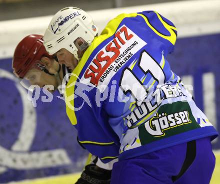 Eishockey CHL. Carinthian Hokey League. Tarco Woelfe gegen UECR Huben. Harald Ofner (Tarco), Anton Holzer (Huben). Klagenfurt, am 9.12.2011.
Foto: Kuess
---
pressefotos, pressefotografie, kuess, qs, qspictures, sport, bild, bilder, bilddatenbank