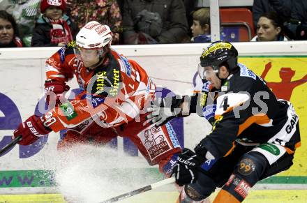 EBEL. Eishockey Bundesliga. KAC gegen Moser Medical Graz 99ers. John Lammers, (KAC),  Rodi Wade Short (Graz). Klagenfurt, am 11.12.2011.
Foto: Kuess

---
pressefotos, pressefotografie, kuess, qs, qspictures, sport, bild, bilder, bilddatenbank