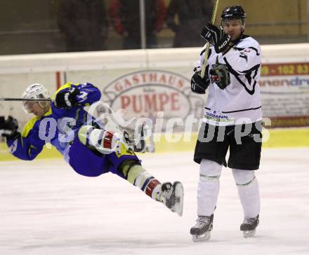 Eishockey CHL. Carinthian Hokey League. Tarco Woelfe gegen UECR Huben. Stuart Altvater (Tarco), Michael Patterer (Huben). Klagenfurt, am 9.12.2011.
Foto: Kuess
---
pressefotos, pressefotografie, kuess, qs, qspictures, sport, bild, bilder, bilddatenbank