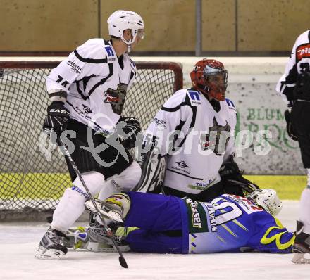 Eishockey CHL. Carinthian Hokey League. Tarco Woelfe gegen UECR Huben. Hannes Pinter, Marco Del Fabro (Tarco), Mario Volkan (Huben). Klagenfurt, am 9.12.2011.
Foto: Kuess
---
pressefotos, pressefotografie, kuess, qs, qspictures, sport, bild, bilder, bilddatenbank