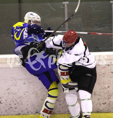 Eishockey CHL. Carinthian Hokey League. Tarco Woelfe gegen UECR Huben. Harald Ofner (Tarco), Clemens Riepler (Huben). Klagenfurt, am 9.12.2011.
Foto: Kuess
---
pressefotos, pressefotografie, kuess, qs, qspictures, sport, bild, bilder, bilddatenbank