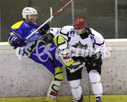 Eishockey CHL. Carinthian Hokey League. Tarco Woelfe gegen UECR Huben. Harald Ofner (Tarco), Clemens Riepler (Huben). Klagenfurt, am 9.12.2011.
Foto: Kuess
---
pressefotos, pressefotografie, kuess, qs, qspictures, sport, bild, bilder, bilddatenbank