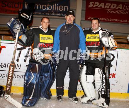 Eishockey. CHL. Carinthian Hockey League. USC HUFIX Velden. Herwig Unterweger, Trainer Robert Moser, Markus Schmarl. Velden, 12.12.2011.
Foto: Kuess
---
pressefotos, pressefotografie, kuess, qs, qspictures, sport, bild, bilder, bilddatenbank