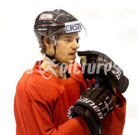 Eishockey. Nationalteam Oesterreich. Thomas Raffl. Klagenfurt, 15.12.2011.
Foto: Kuess
---
pressefotos, pressefotografie, kuess, qs, qspictures, sport, bild, bilder, bilddatenbank