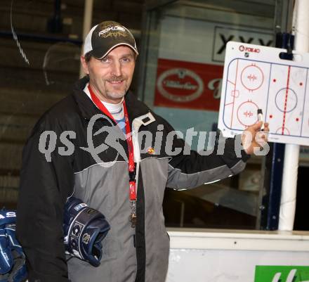 Eishockey. VSV U17. Trainer Helmut Petrik. Villach, 14.12.2011.
Foto: Kuess
---
pressefotos, pressefotografie, kuess, qs, qspictures, sport, bild, bilder, bilddatenbank