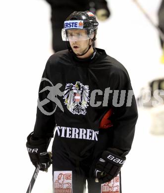 Eishockey. Nationalteam Oesterreich. Johannes Reichel. Klagenfurt, 15.12.2011.
Foto: Kuess
---
pressefotos, pressefotografie, kuess, qs, qspictures, sport, bild, bilder, bilddatenbank