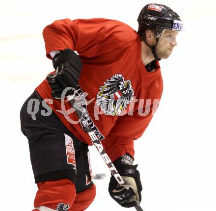 Eishockey. Nationalteam Oesterreich. Herbert Poeck. Klagenfurt, 15.12.2011.
Foto: Kuess
---
pressefotos, pressefotografie, kuess, qs, qspictures, sport, bild, bilder, bilddatenbank