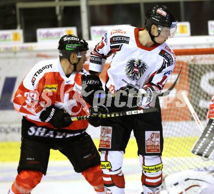 Eishockey Oesterreich Cup. Oesterreich gegen Schweiz. Michael Raffl, (Oesterreich), Steve Hirschi  (Schweiz). Klagenfurt, 16.12.2011.
Foto: Kuess

---
pressefotos, pressefotografie, kuess, qs, qspictures, sport, bild, bilder, bilddatenbank