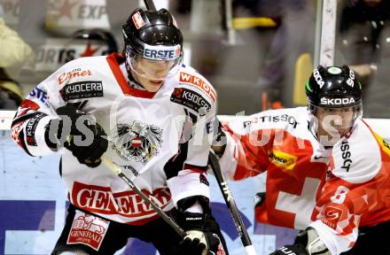 Eishockey Oesterreich Cup. Oesterreich gegen Schweiz.  Thomas HUndertpfund, (Oesterreich), Daniel Steiner (Schweiz). Klagenfurt, 16.12.2011.
Foto: Kuess

---
pressefotos, pressefotografie, kuess, qs, qspictures, sport, bild, bilder, bilddatenbank