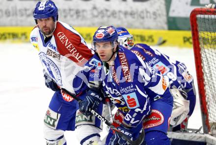 EBEL. Eishockey Bundesliga. EC Rekord Fenster VSV gegen KHL Medvescak Zagreb. Greg Kuznik,  (VSV),  Joel Prpic (Zagreb). Villach, am 20.12.2011.
Foto: Kuess 


---
pressefotos, pressefotografie, kuess, qs, qspictures, sport, bild, bilder, bilddatenbank