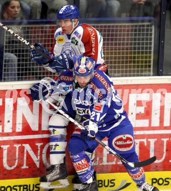 EBEL. Eishockey Bundesliga. EC Rekord Fenster VSV gegen KHL Medvescak Zagreb. Nicolas Petrik, (VSV), Sasha Pokulok  (Zagreb). Villach, am 20.12.2011.
Foto: Kuess 


---
pressefotos, pressefotografie, kuess, qs, qspictures, sport, bild, bilder, bilddatenbank