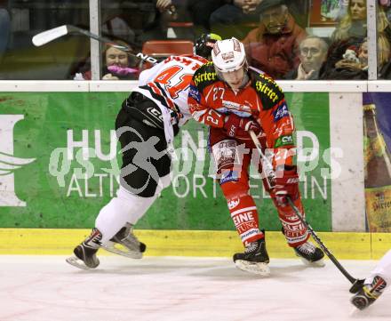 EBEL. Eishockey Bundesliga. KAC gegen HC Orli Znojmo. HUNDERTPFUND Thomas (KAC), BARTOS David (Znojmo). Klagenfurt, am 20.12.2011.
Foto: Kuess

---
pressefotos, pressefotografie, kuess, qs, qspictures, sport, bild, bilder, bilddatenbank