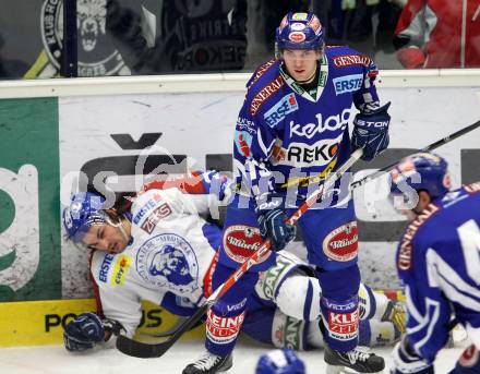 EBEL. Eishockey Bundesliga. EC Rekord Fenster VSV gegen KHL Medvescak Zagreb. Benjamin Petrik,  (VSV), Frank Banham (Zagreb). Villach, am 20.12.2011.
Foto: Kuess 


---
pressefotos, pressefotografie, kuess, qs, qspictures, sport, bild, bilder, bilddatenbank