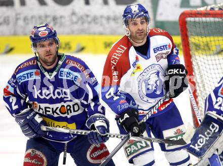 EBEL. Eishockey Bundesliga. EC Rekord Fenster VSV gegen KHL Medvescak Zagreb. Kevin Mitchell,  (VSV), Greg Day (Zagreb). Villach, am 20.12.2011.
Foto: Kuess 


---
pressefotos, pressefotografie, kuess, qs, qspictures, sport, bild, bilder, bilddatenbank