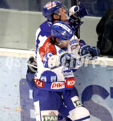 EBEL. Eishockey Bundesliga. EC Rekord Fenster VSV gegen KHL Medvescak Zagreb. Mario Altmann, (VSV), Frank Banham  (Zagreb). Villach, am 20.12.2011.
Foto: Kuess 


---
pressefotos, pressefotografie, kuess, qs, qspictures, sport, bild, bilder, bilddatenbank