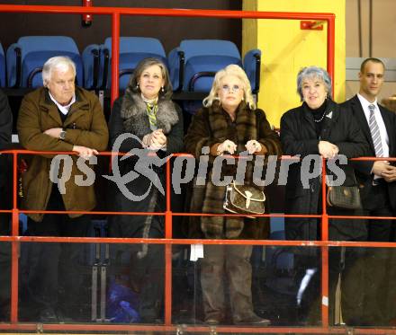 EBEL. Eishockey Bundesliga. KAC gegen HC Orli Znojmo. Hellmuth Reichel, Heidi Horten. Klagenfurt, am 20.12.2011.
Foto: Kuess

---
pressefotos, pressefotografie, kuess, qs, qspictures, sport, bild, bilder, bilddatenbank