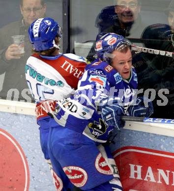 EBEL. Eishockey Bundesliga. EC Rekord Fenster VSV gegen KHL Medvescak Zagreb. Roland Kaspitz,  (VSV), Andy Sertich (Zagreb). Villach, am 20.12.2011.
Foto: Kuess 


---
pressefotos, pressefotografie, kuess, qs, qspictures, sport, bild, bilder, bilddatenbank