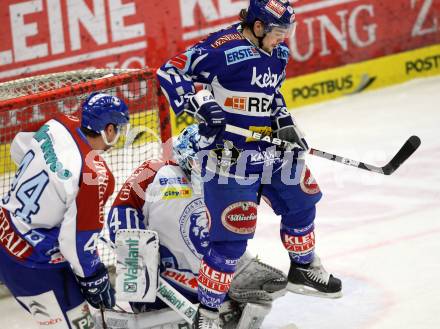 EBEL. Eishockey Bundesliga. EC Rekord Fenster VSV gegen KHL Medvescak Zagreb. Michael Koefeler,  (VSV), Geoff Waugh, Michael Ouzas (Zagreb). Villach, am 20.12.2011.
Foto: Kuess 


---
pressefotos, pressefotografie, kuess, qs, qspictures, sport, bild, bilder, bilddatenbank