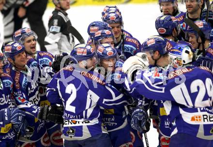 EBEL. Eishockey Bundesliga. EC Rekord Fenster VSV gegen KHL Medvescak Zagreb. Jubel VSV. Villach, am 20.12.2011.
Foto: Kuess 


---
pressefotos, pressefotografie, kuess, qs, qspictures, sport, bild, bilder, bilddatenbank