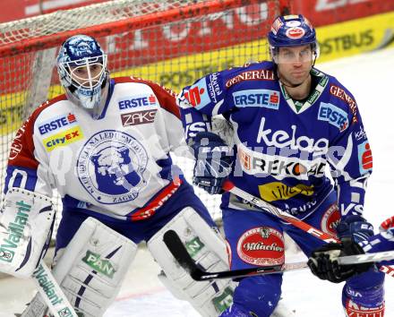 EBEL. Eishockey Bundesliga. EC Rekord Fenster VSV gegen KHL Medvescak Zagreb. Greg Kuznik,  (VSV), OUZAS Michael  (Zagreb). Villach, am 20.12.2011.
Foto: Kuess 


---
pressefotos, pressefotografie, kuess, qs, qspictures, sport, bild, bilder, bilddatenbank