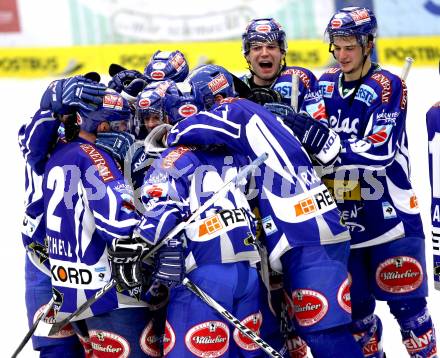 EBEL. Eishockey Bundesliga. EC Rekord Fenster VSV gegen KHL Medvescak Zagreb.  Jubel VSV). Villach, am 20.12.2011.
Foto: Kuess 


---
pressefotos, pressefotografie, kuess, qs, qspictures, sport, bild, bilder, bilddatenbank