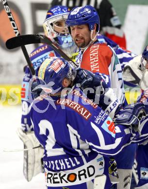 EBEL. Eishockey Bundesliga. EC Rekord Fenster VSV gegen KHL Medvescak Zagreb. Kevin Mitchell,  (VSV), Joel Prpic (Zagreb). Villach, am 20.12.2011.
Foto: Kuess 


---
pressefotos, pressefotografie, kuess, qs, qspictures, sport, bild, bilder, bilddatenbank