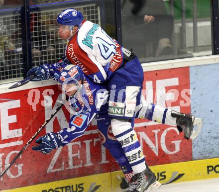 EBEL. Eishockey Bundesliga. EC Rekord Fenster VSV gegen KHL Medvescak Zagreb. Roland Kaspitz,  (VSV), Geoff Waugh (Zagreb). Villach, am 20.12.2011.
Foto: Kuess 


---
pressefotos, pressefotografie, kuess, qs, qspictures, sport, bild, bilder, bilddatenbank