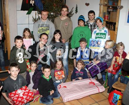 Eishockey. Kinderheim Herrnhilf. Stefan Bacher, Roland Kaspitz, Benjamin Petrik, Marco Pewal, Christof Martinz (VSV). Treffen, am 21.12.2011.
Foto: Kuess
---
pressefotos, pressefotografie, kuess, qs, qspictures, sport, bild, bilder, bilddatenbank