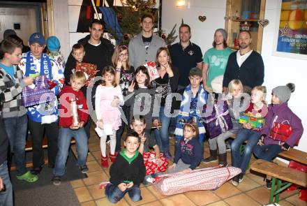 Eishockey. Kinderheim Herrnhilf. Bernhard Starkbaum, Mario Altmann, Kevin Mitchell, Andreas Wiedergut, Gerhard Unterluggauer (VSV). Treffen, am 21.12.2011.
Foto: Kuess
---
pressefotos, pressefotografie, kuess, qs, qspictures, sport, bild, bilder, bilddatenbank