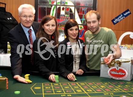 Sportgala. Ehrung Sportler des Jahres. Willibald Liberda, Bettina Rabitsch, Lisa Perterer, Daniel Mesotitsch. Velden, 22.12.2011.
Foto: Kuess 


---
pressefotos, pressefotografie, kuess, qs, qspictures, sport, bild, bilder, bilddatenbank