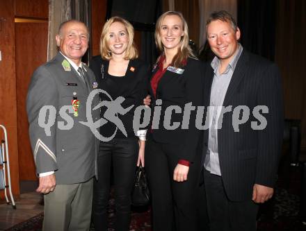 Sportgala. Ehrung Sportler des Jahres.  Joe Tiger Pachler, Stefanie Wiedner, Sandra Kleinberger, Werner Franz. Velden, 22.12.2011.
Foto: Kuess 


---
pressefotos, pressefotografie, kuess, qs, qspictures, sport, bild, bilder, bilddatenbank