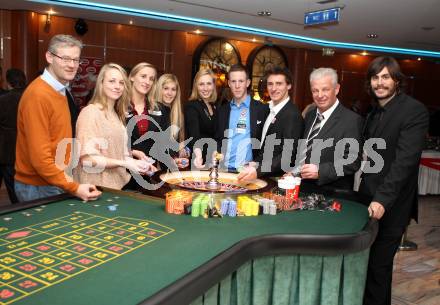 Sportgala. Ehrung Sportler des Jahres.  Werner Pietsch,Lisa Zaiser, Sandra Kleinberger, Stephanie Wiedner, Alexander Gehbauer,  Matthias Mayer,Reinhard Tellian, Claudio Koestenberger. Velden, 22.12.2011.
Foto: Kuess 
---
pressefotos, pressefotografie, kuess, qs, qspictures, sport, bild, bilder, bilddatenbank