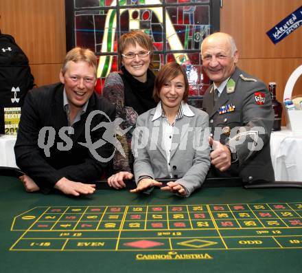 Sportgala. Ehrung Sportler des Jahres.  Werner Franz, Sabine Egger, Margarita Marbler, Joe Tiger Pachler. Velden, 22.12.2011.
Foto: Kuess 


---
pressefotos, pressefotografie, kuess, qs, qspictures, sport, bild, bilder, bilddatenbank