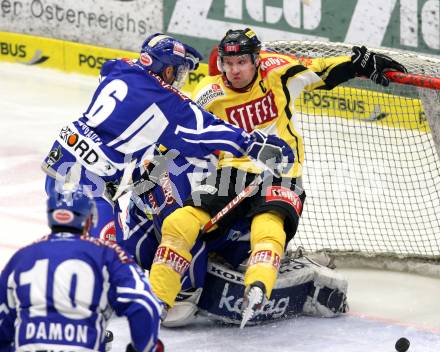 EBEL. Eishockey Bundesliga. EC Rekord Fenster VSV gegen UPC Vienna Capitals.  UNTERLUGGAUER Gerhard (VSV), GRATTON Benoit (Vienna). Villach, am 26.12.2011.
Foto: Kuess 


---
pressefotos, pressefotografie, kuess, qs, qspictures, sport, bild, bilder, bilddatenbank