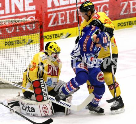 EBEL. Eishockey Bundesliga. EC Rekord Fenster VSV gegen UPC Vienna Capitals. CRAIG Michael  (VSV),  CASPARSSON Peter, DIVIS Reinhard (Vienna). Villach, am 26.12.2011.
Foto: Kuess 


---
pressefotos, pressefotografie, kuess, qs, qspictures, sport, bild, bilder, bilddatenbank